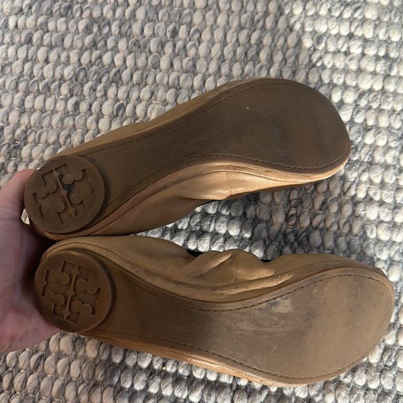 Tory Burch sz 9
Eddie Logo Bow Two-Tone Ballerina Flat, Clay Beige/Black - Picture 4 of 9